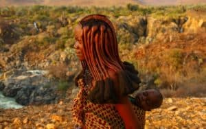 safari namibie femme nambienne avec enfant